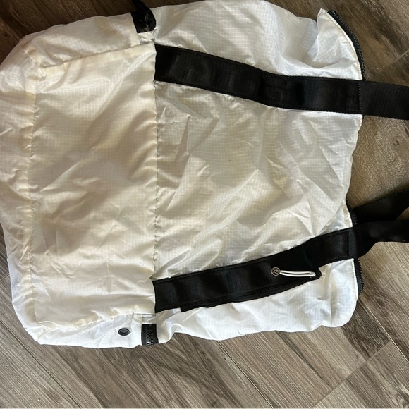 White lululemon bag black zipper - Picture 2 of 4
